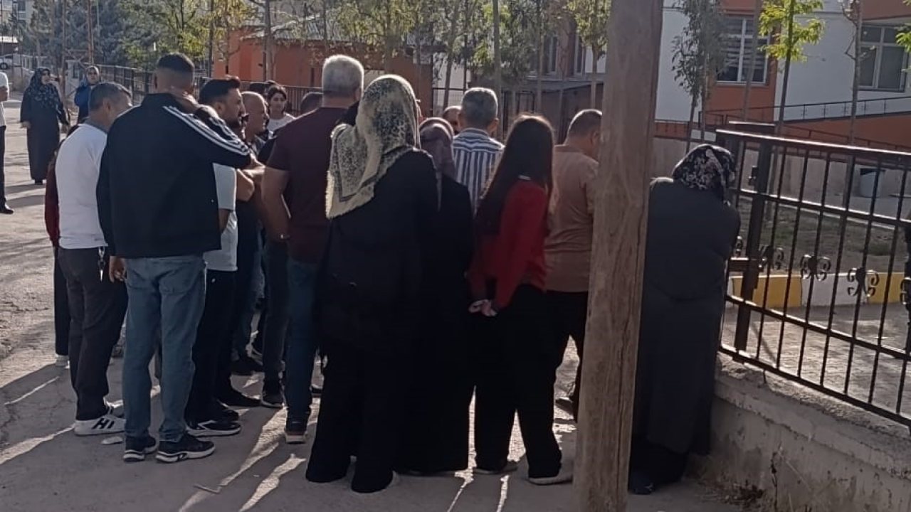 Van’da Kız Öğrenci Okula Silahla Gitti