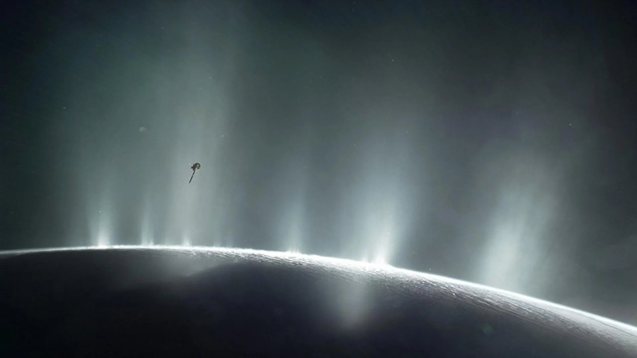 Enceladus’un Buz Patlamaları Kimyasal Sırları Açığa Çıkarıyor