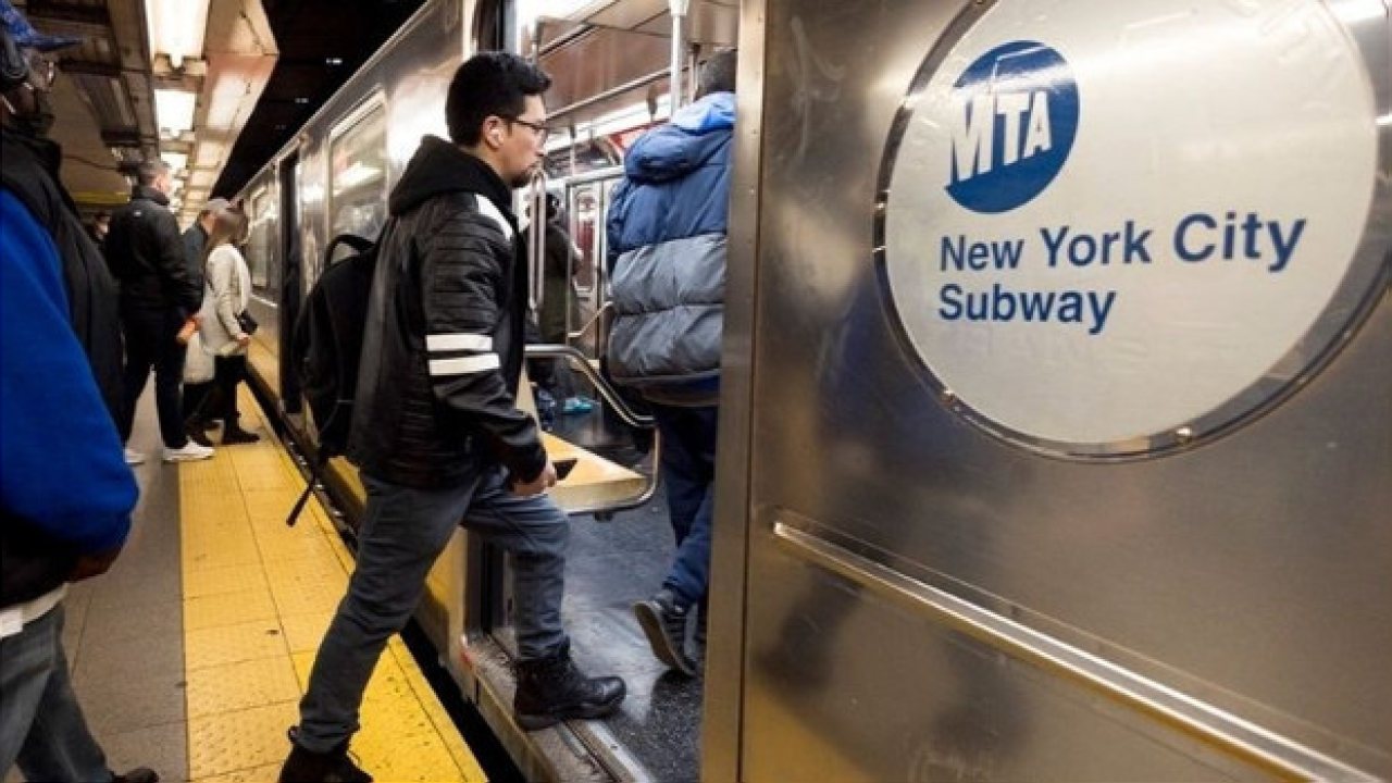 New York metrosunda çantası kapıya sıkışan yolcu hayatını kaybetti