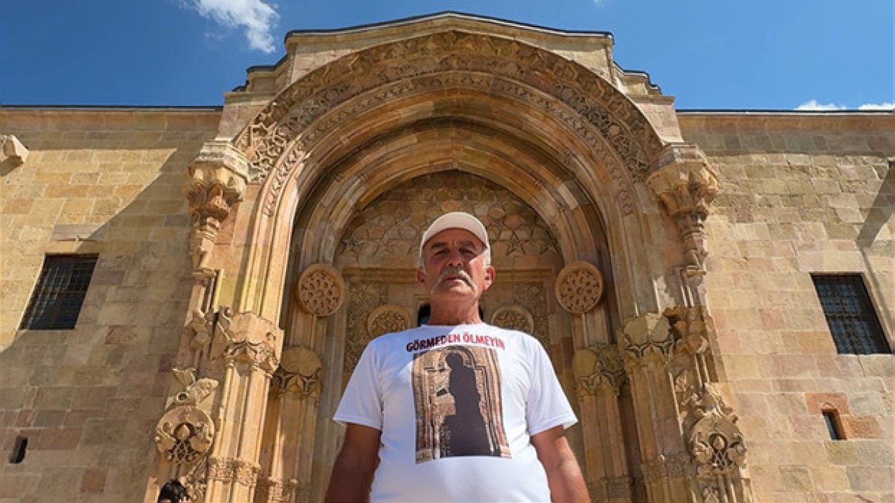 Divriği Ulu Cami’nin Gönüllü Rehberi Ziyaretçilere Bilgi Veriyor