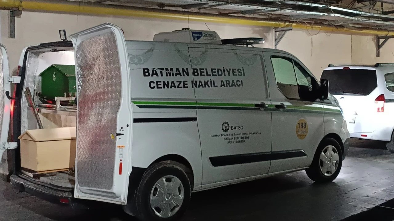 Kozluk’ta Balkon Yıkarken Elektrik Akımına Kapıldı