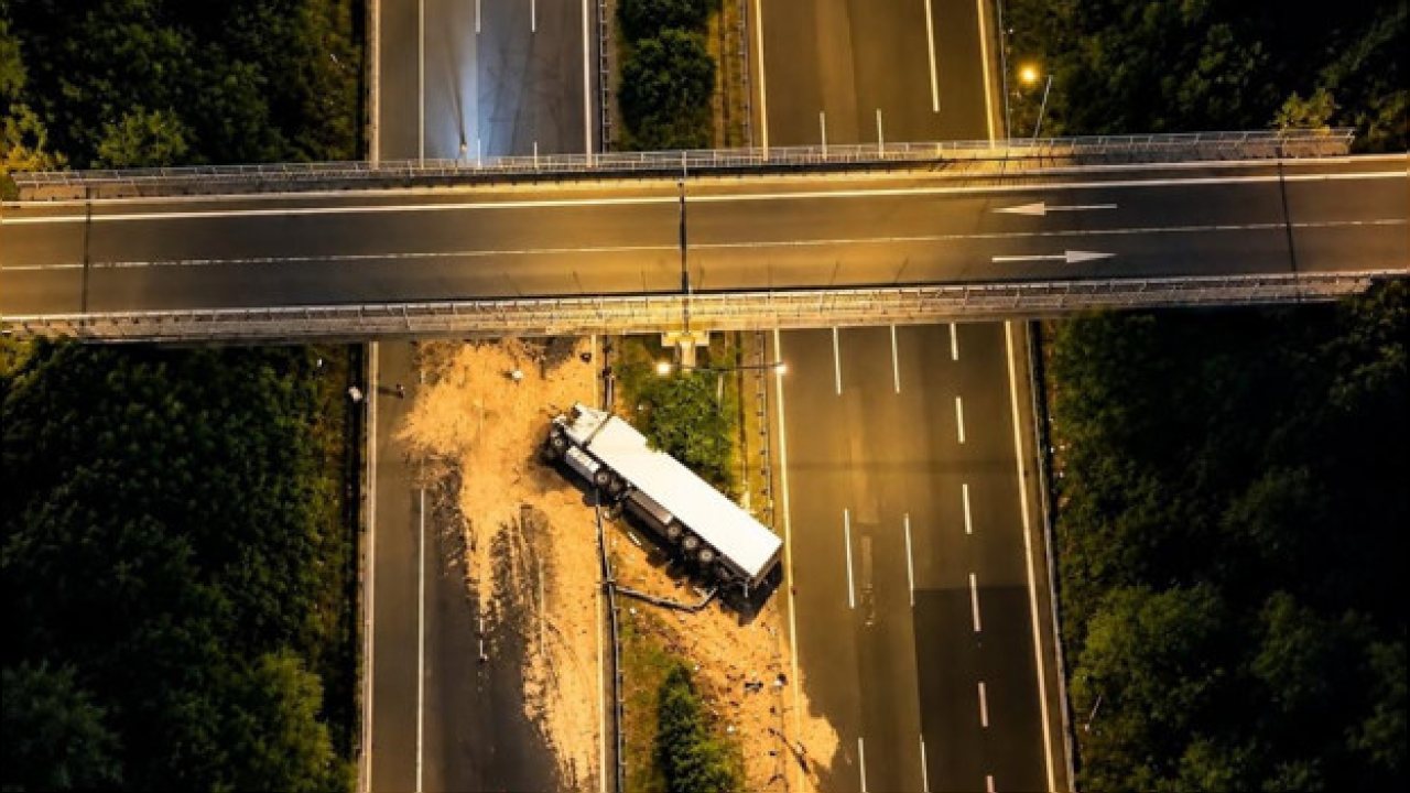 Düzce’de Kimyasal Yüklü TIR Devrildi, Otoyol Trafiğe Kapandı