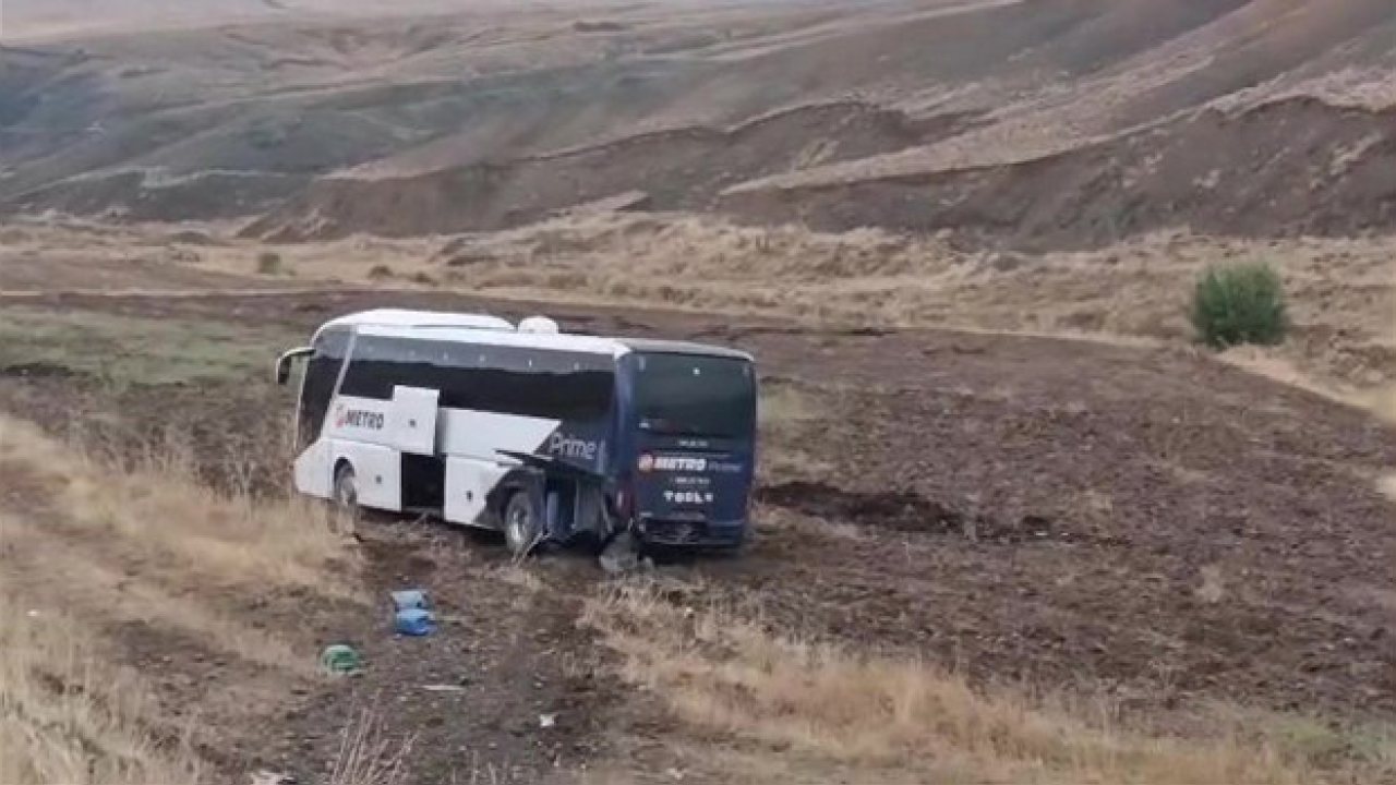 Kangal’da Yolcu Otobüsü Tarlaya Girdi, 9 Yaralı