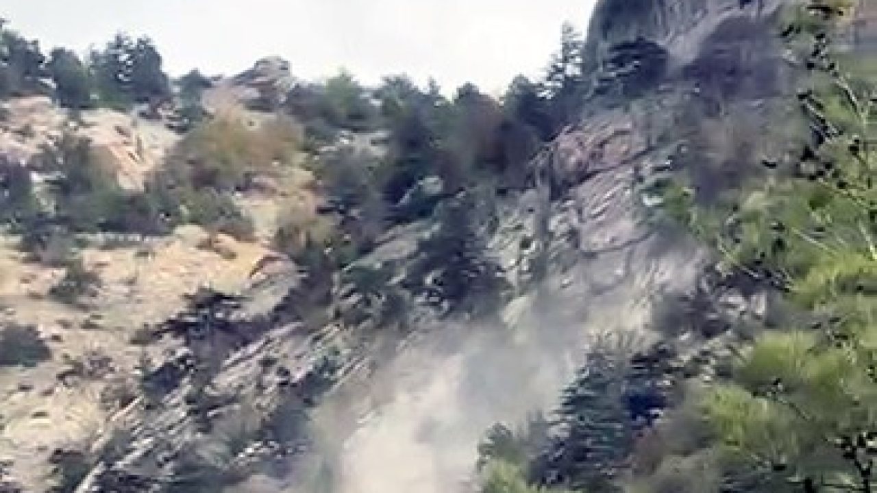 Kozan’da Deprem Sırasında Kaya Kütlesi Koptu