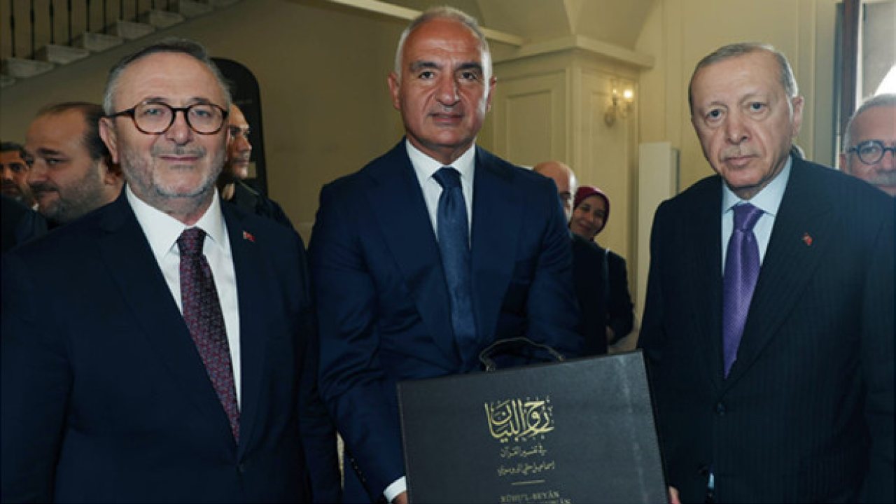 Bakan Ersoy, Cumhurbaşkanı Erdoğan’a Eşsiz Osmanlı Eserini Takdim Etti