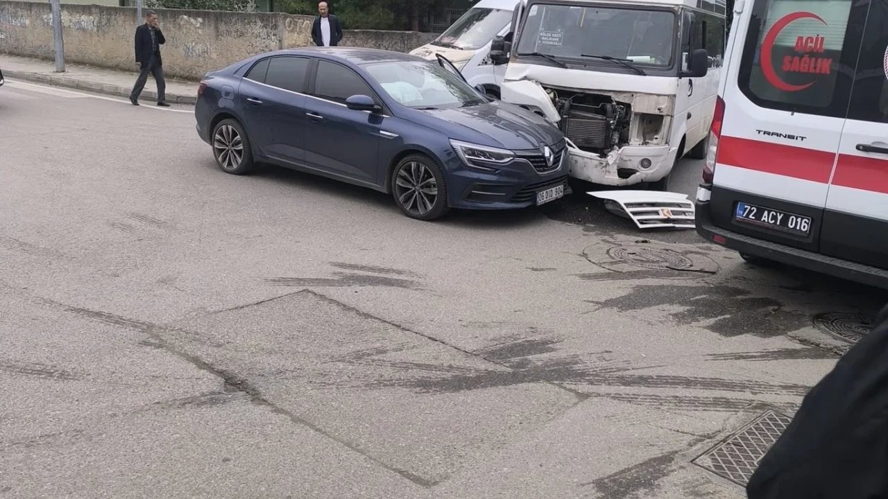 Batman’da minibüs ile otomobil çarpıştı, bir kadın yaralandı