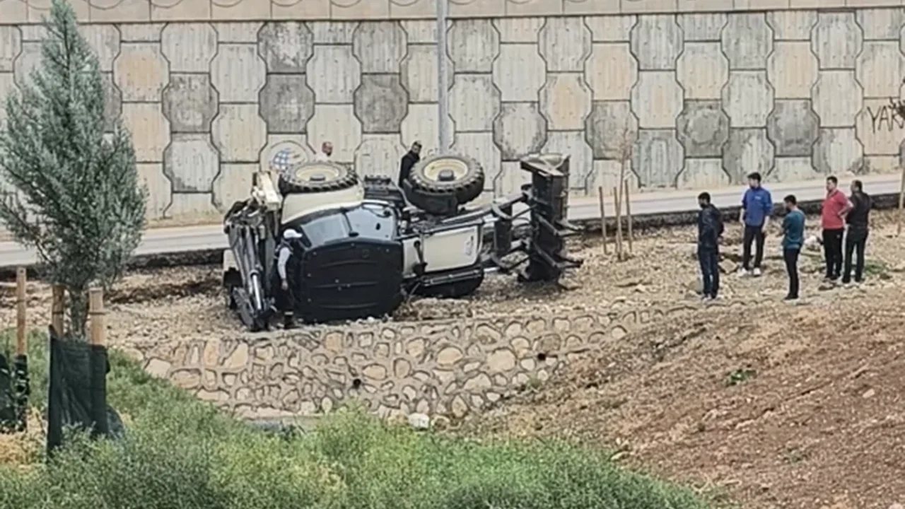 Kuyubaşı TOKİ Kavşağında Kepçe Devrildi, Sürücü Yaralandı