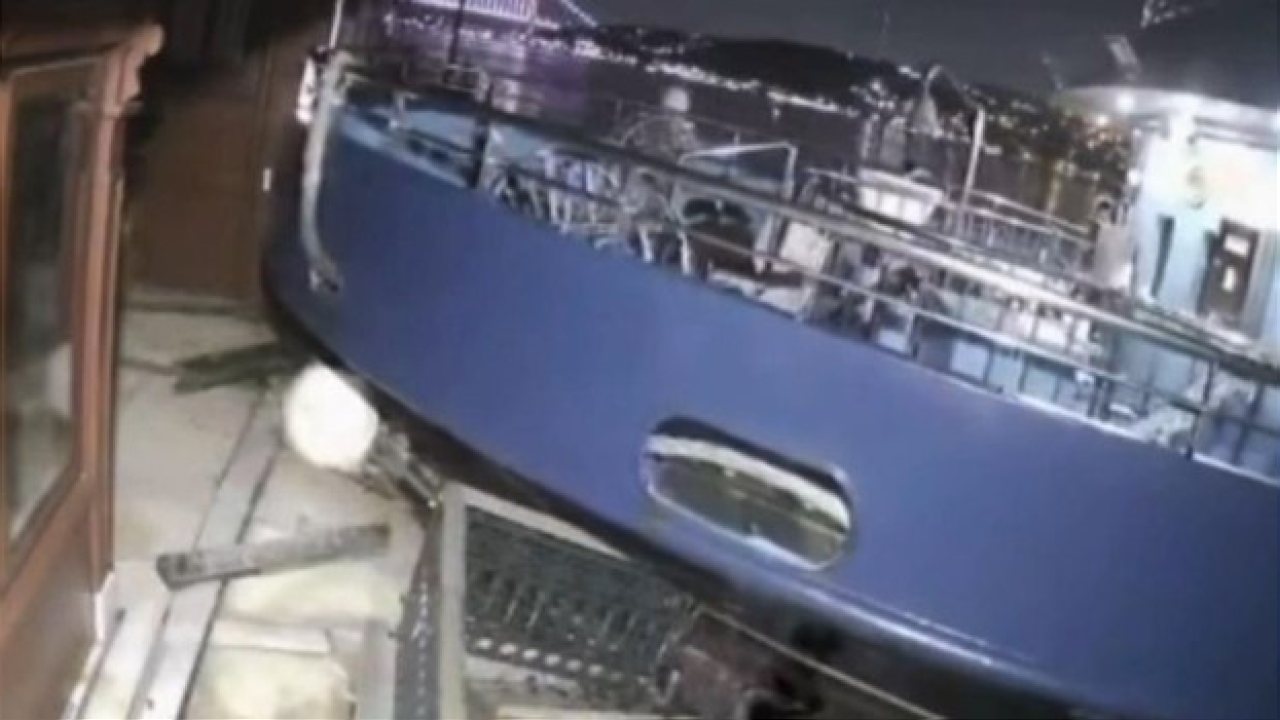 Üsküdar’da Yolcu Vapuru Yalıya Çarptı