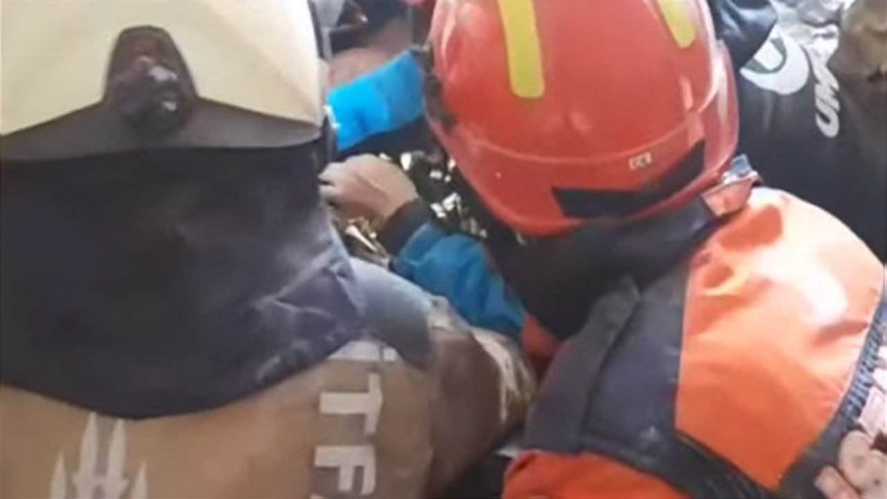 Maltepe’de çöken binadan 7 yaşındaki kız çocuğu kurtarıldı
