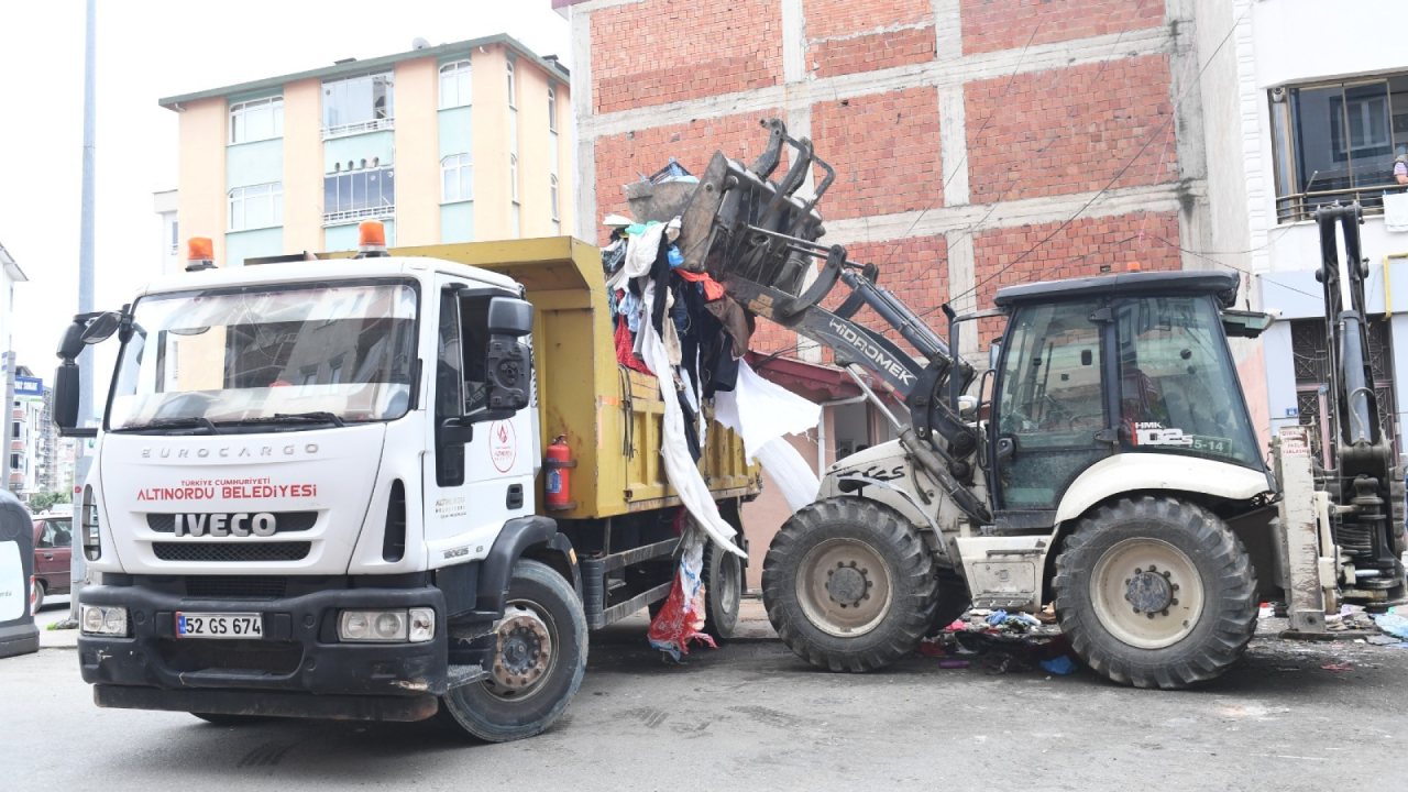 Ordu’da Yalnız Yaşayan Adamın Evinden 20 Kamyon Çöp Çıktı