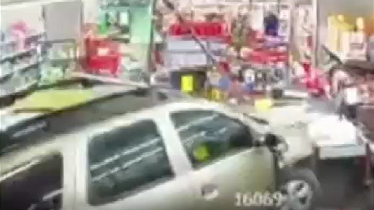 Otomobil markete daldı, yaralanan olmadı