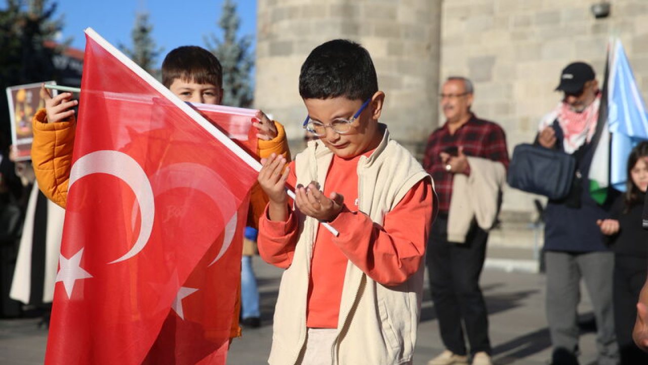 Erzurum’da Sağlık Çalışanları Gazze İçin Yürüyüş Düzenledi