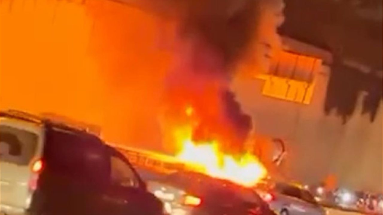 Sarıyer’de Trafik Kazası Sonrası Araçlar Alev Aldı