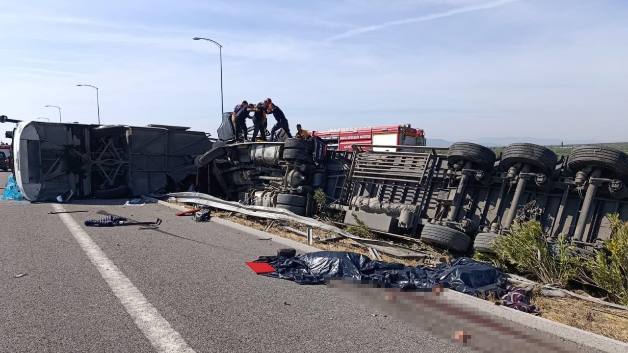 Akhisar’da TIR ile otobüs çarpıştı, 11 kişi hayatını kaybetti