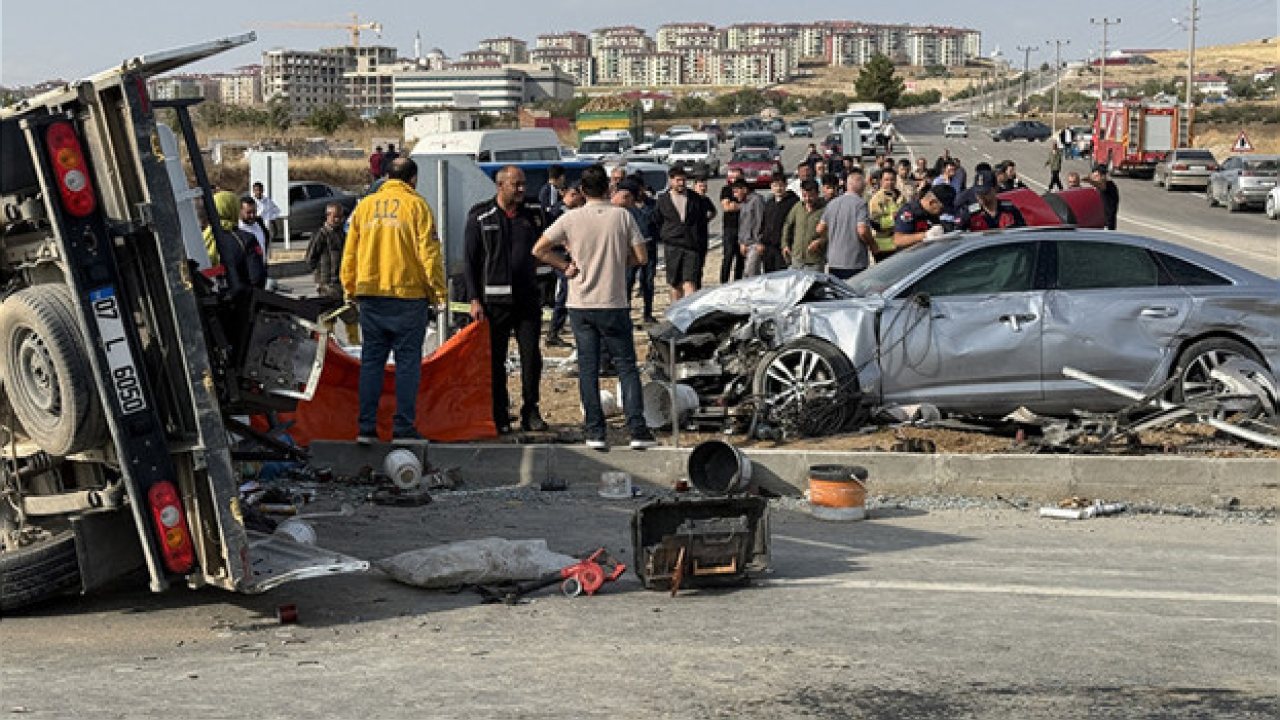 Kahramanmaraş’ta MHP Milletvekili Karakoç’un Aracına Çarpan Kamyonet Kaza Yaptı