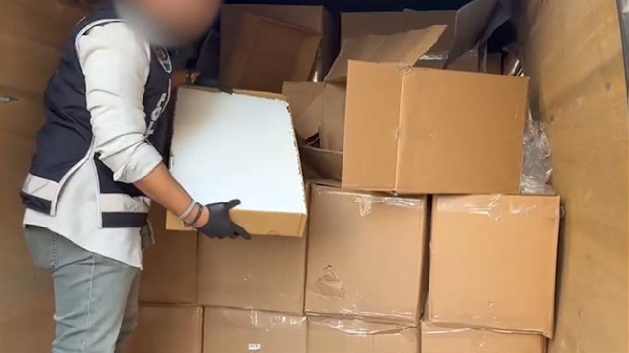 İzmir’de Kaçak Tütün Baskını: 1,1 Milyon Makaron Ele Geçirildi