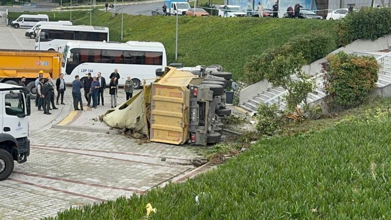 İstanbul’da Kamyon İSKİ Otoparkına Düştü, İki Kişi Yaralandı