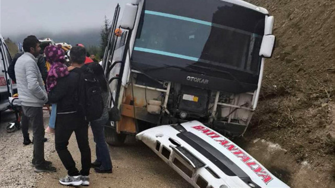 Korkuteli’nde Şarampole Düşen Midibüste 9 Yolcu Yaralandı