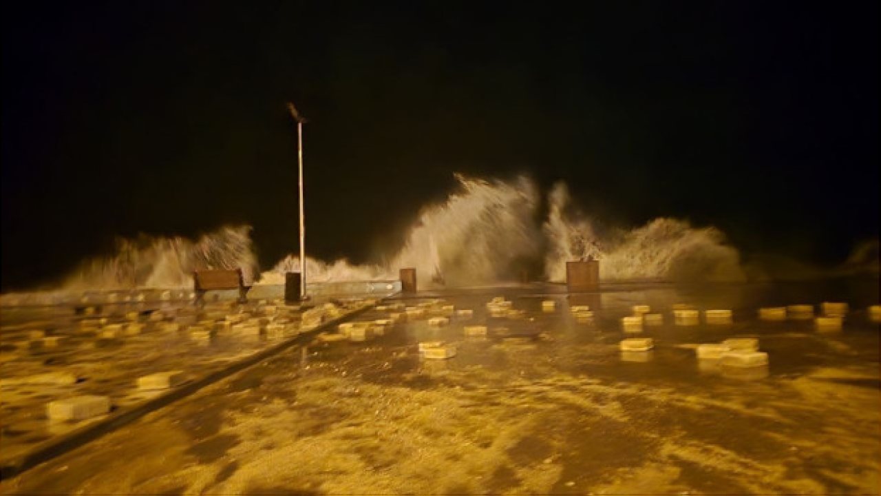 Mudanya’da Fırtına Dev Dalgalar Oluşturdu