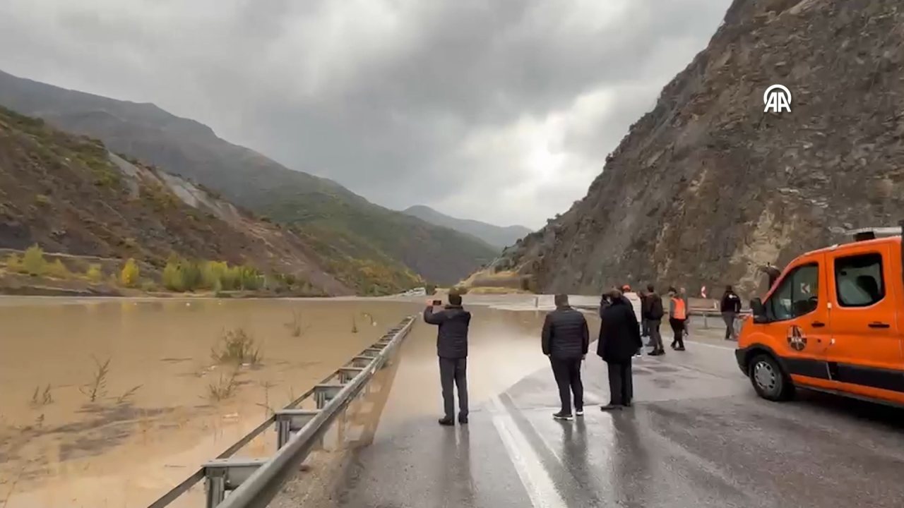 Erzincan-Erzurum kara yolunda heyelan nedeniyle ulaşım durdu