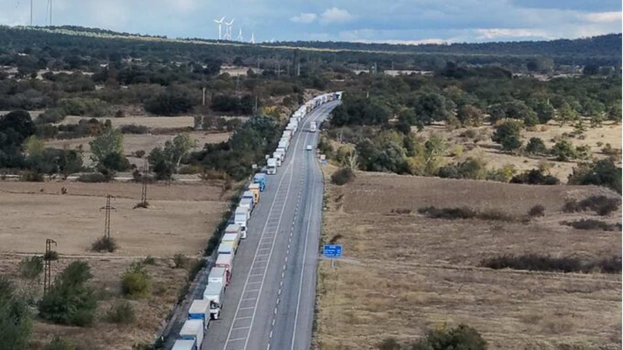 Hamzabeyli Sınır Kapısı’nda 30 Kilometre TIR Kuyruğu Oluştu