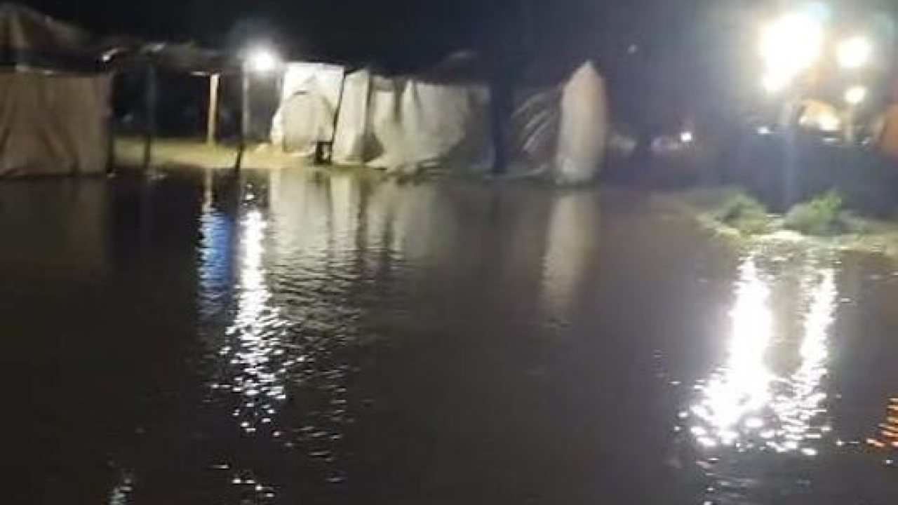 İnegöl’de Tarım İşçilerinin Kaldığı Çadır Alanını Su Bastı