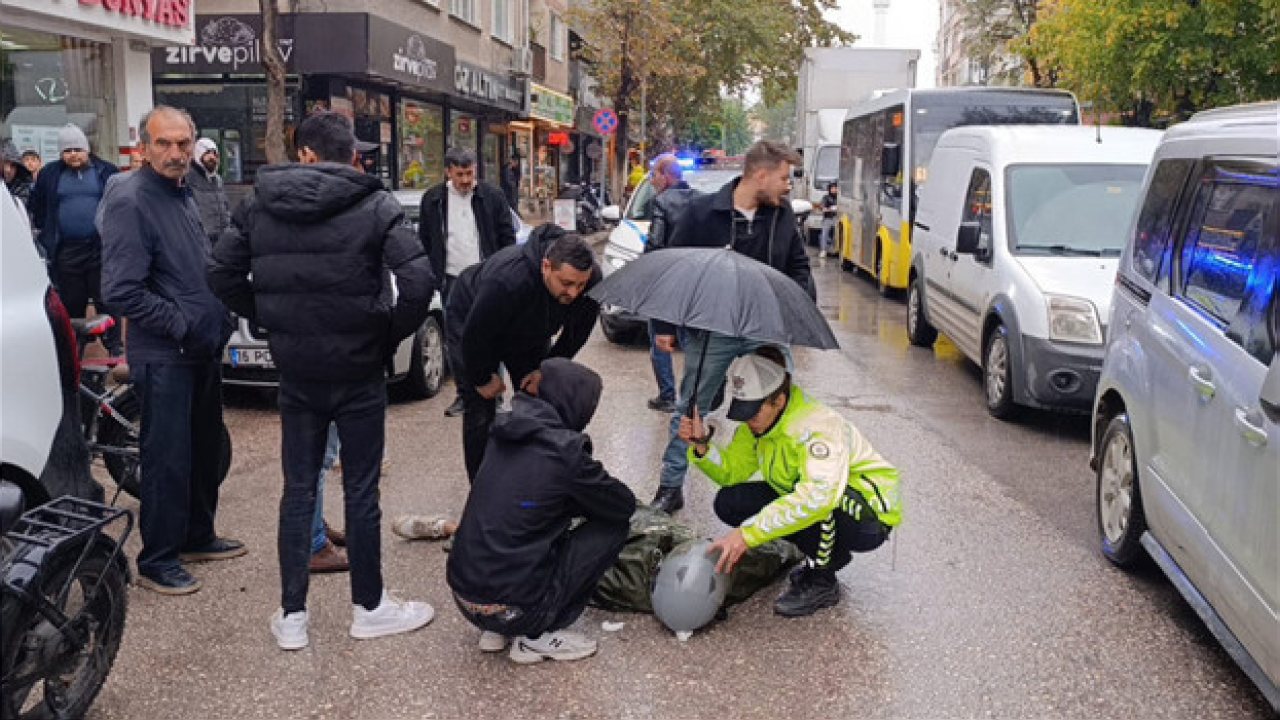 Bursa’da Kadın Polis Yaralı Genç İçin Şemsiye Tutuyor