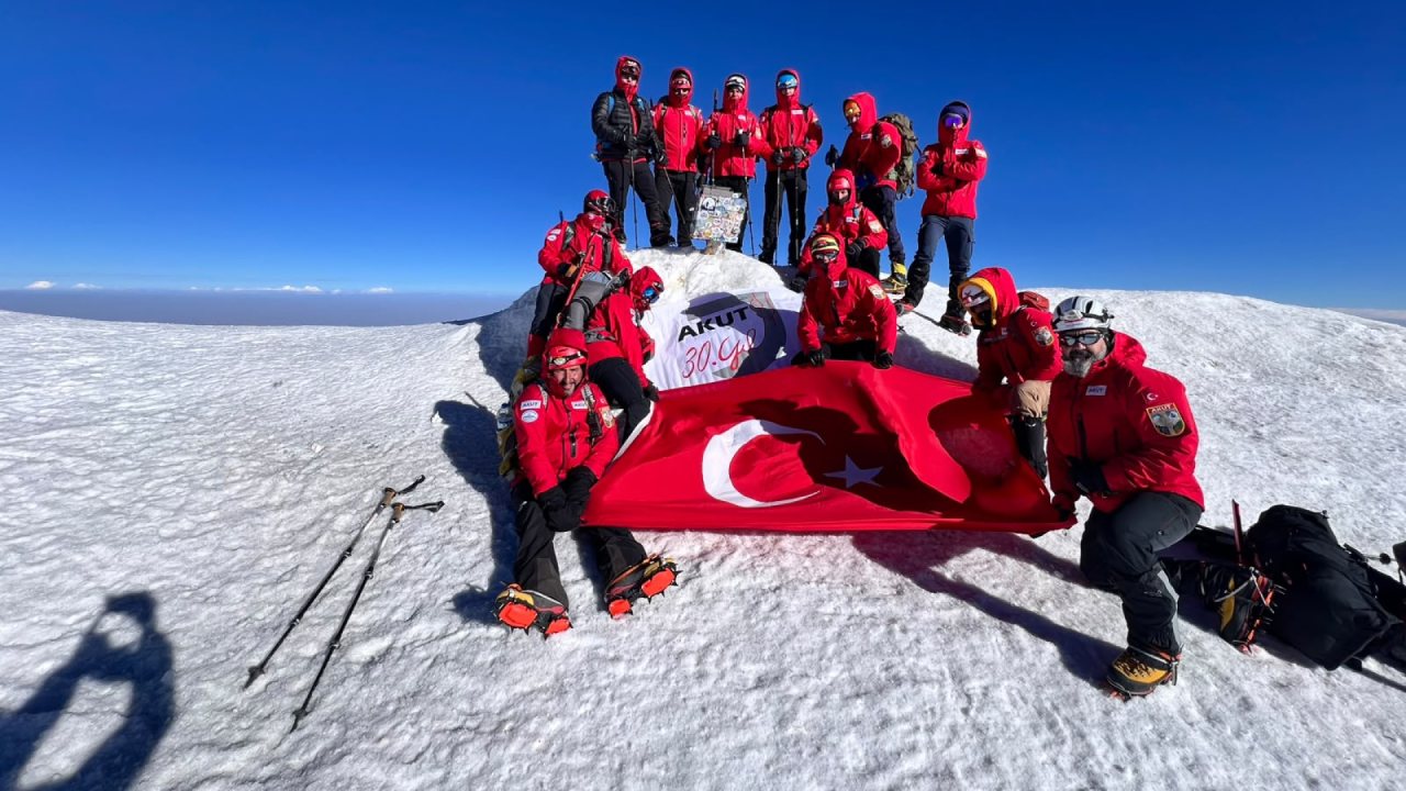 AKUT 30. Yılında 30 Zirveye Tırmandı