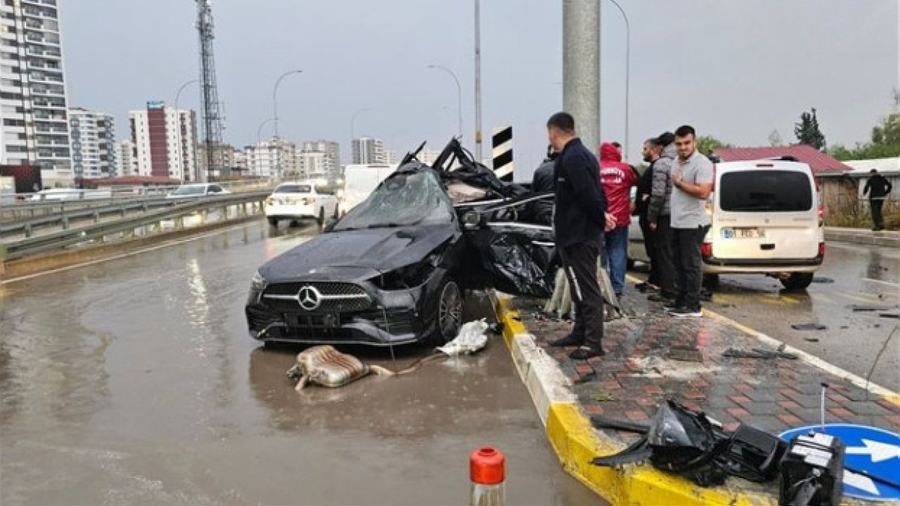 Adana’da Yön Tabelasına Çarpan Otomobilin Sürücüsü Hayatını Kaybetti