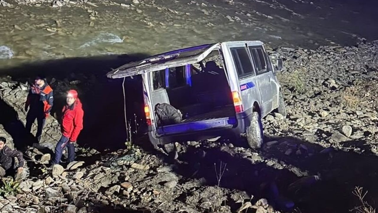 Hakkari’de Kaçak Göçmenleri Taşıyan Minibüs Devrildi